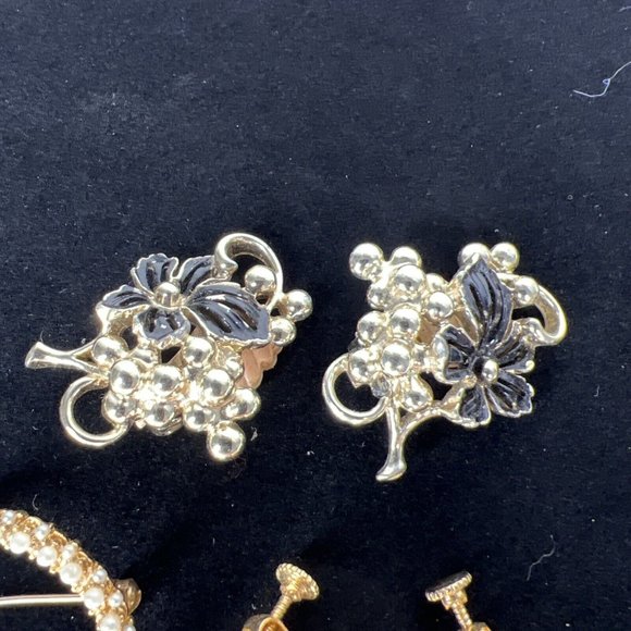 Vntg Clip On Earrings 4 Pair 1 Brooch Gold Silver Tone Dauplaise Sarah Coventry - Picture 7 of 16